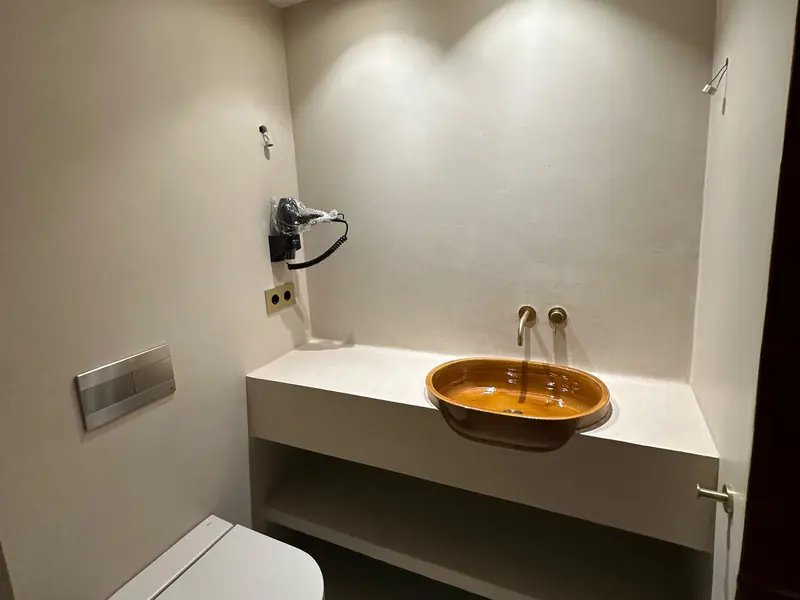 Encimera de baño de obra revestida de microcemento