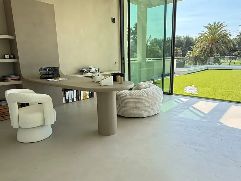 Despacho con suelo continuo y mesa de obra en microcemento