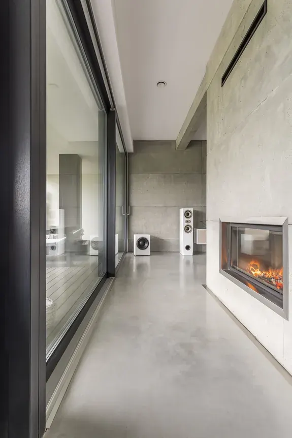 Pared de salón revestida en microcemento con acabado nube